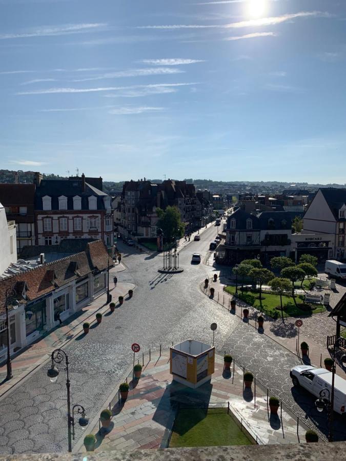 Duplex Au Coeur De Deauville Avec Vue Imprenable Et Parking Prive Exterior foto